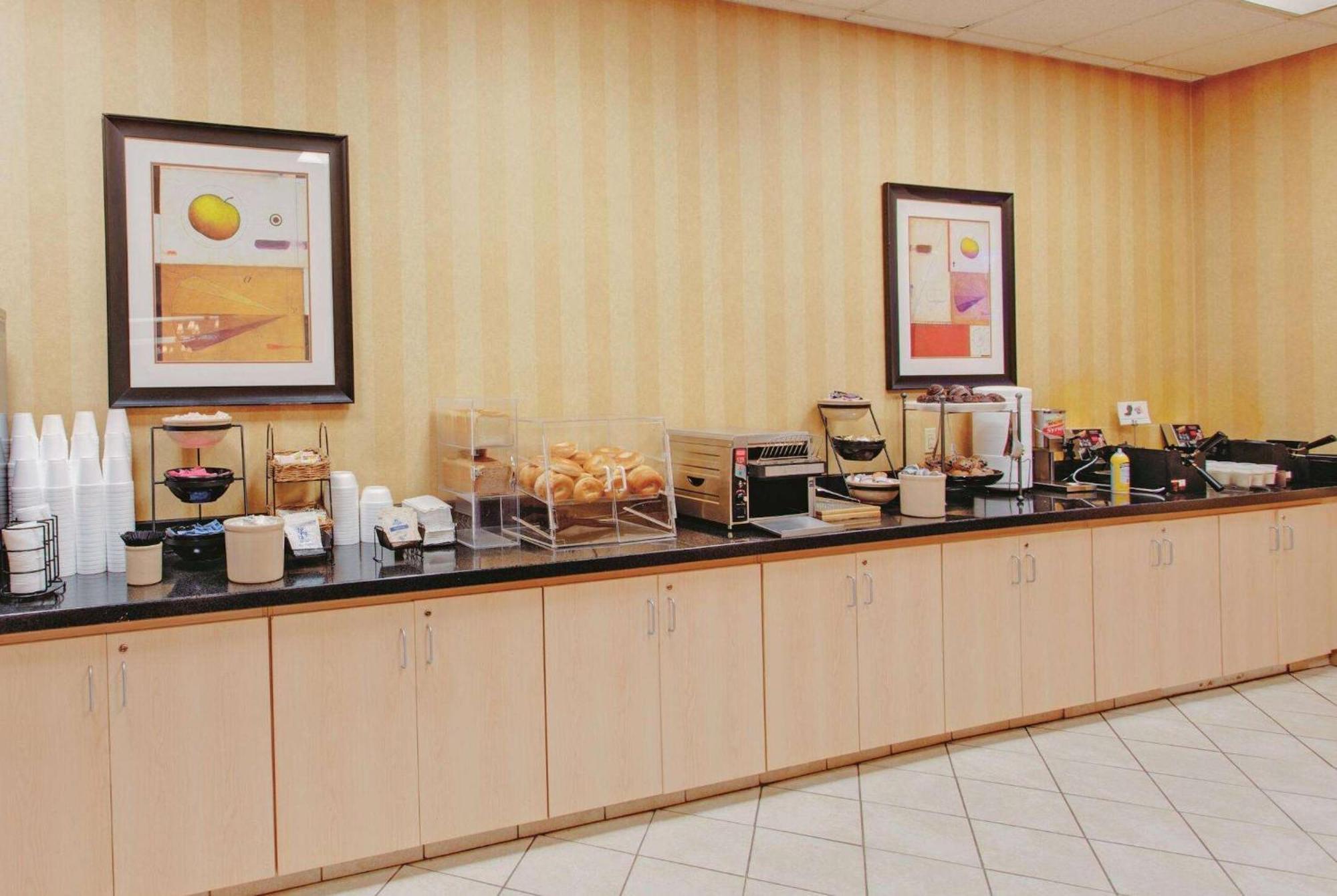 Ramada Inn By Wyndham Fairfield Nj Εξωτερικό φωτογραφία