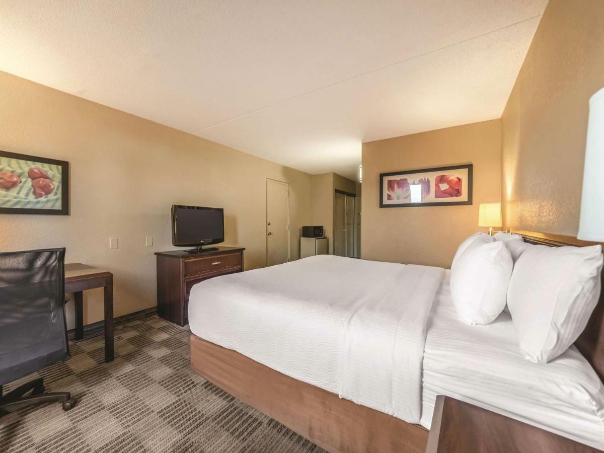 Ramada Inn By Wyndham Fairfield Nj Εξωτερικό φωτογραφία